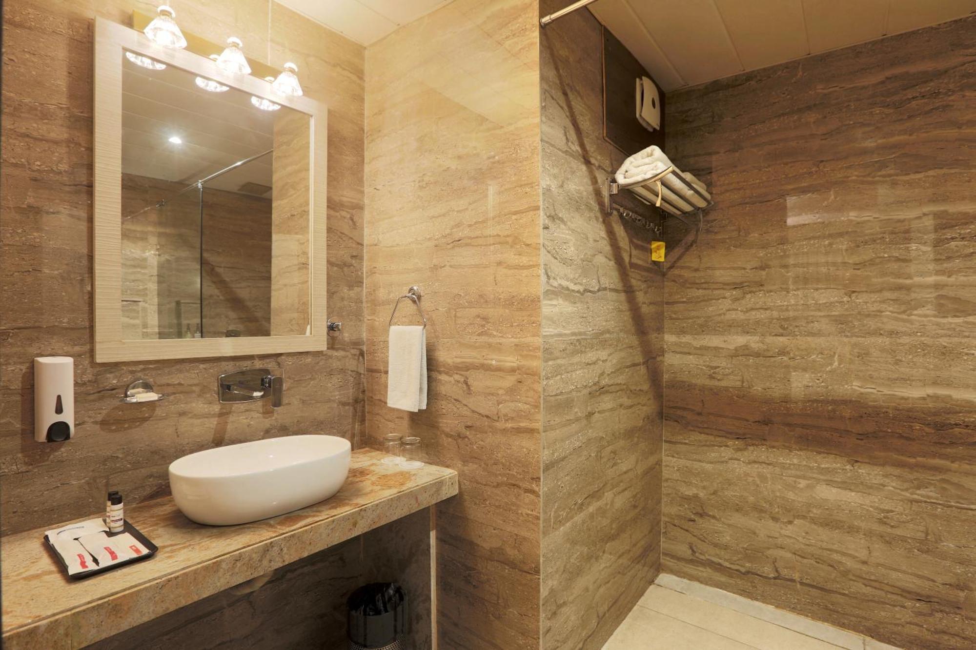 East End Near Delhi Airport Hotel 4*