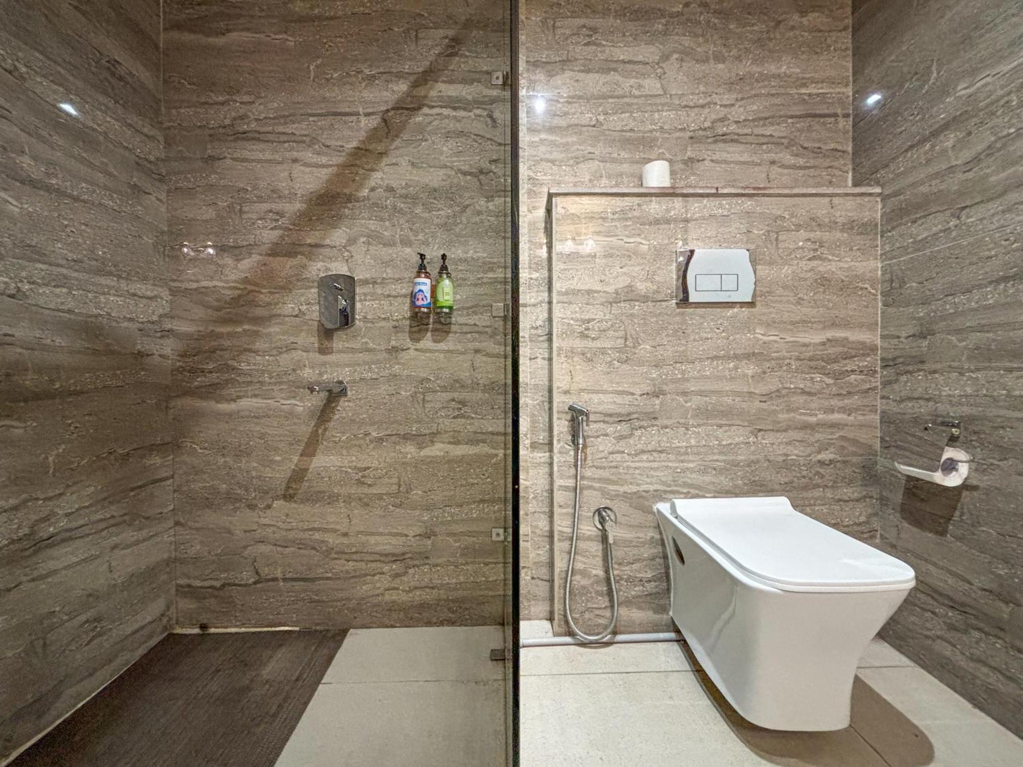 East End Near Delhi Airport Hotel 4*