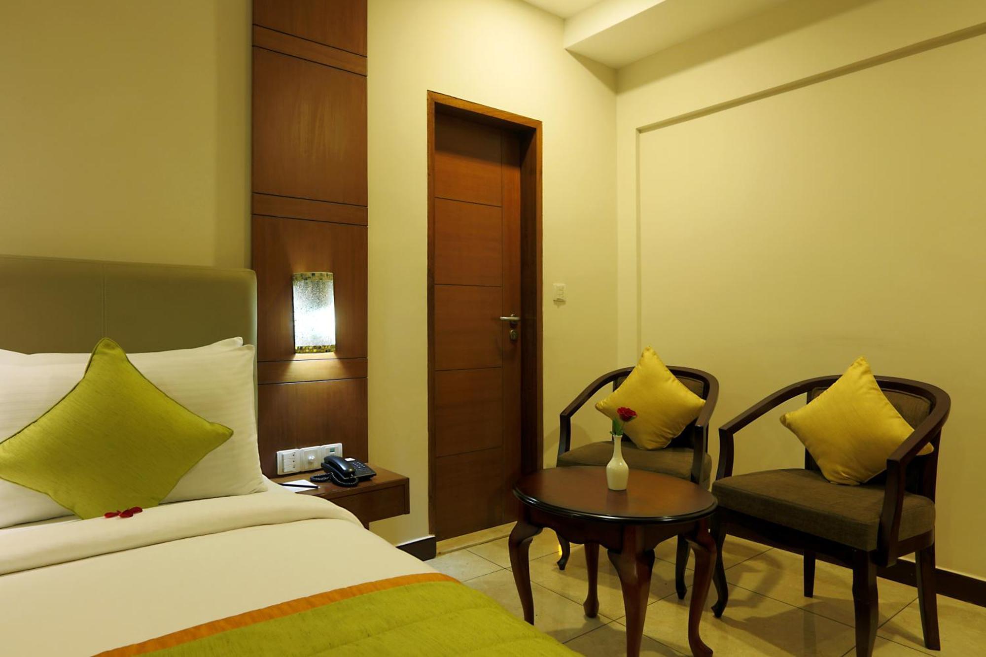 East End Near Delhi Airport 4*