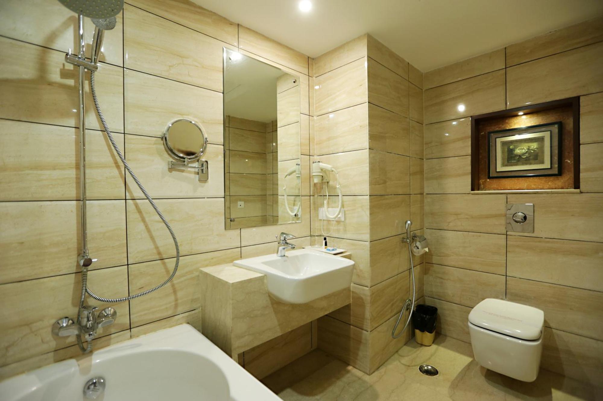 East End Near Delhi Airport 4*