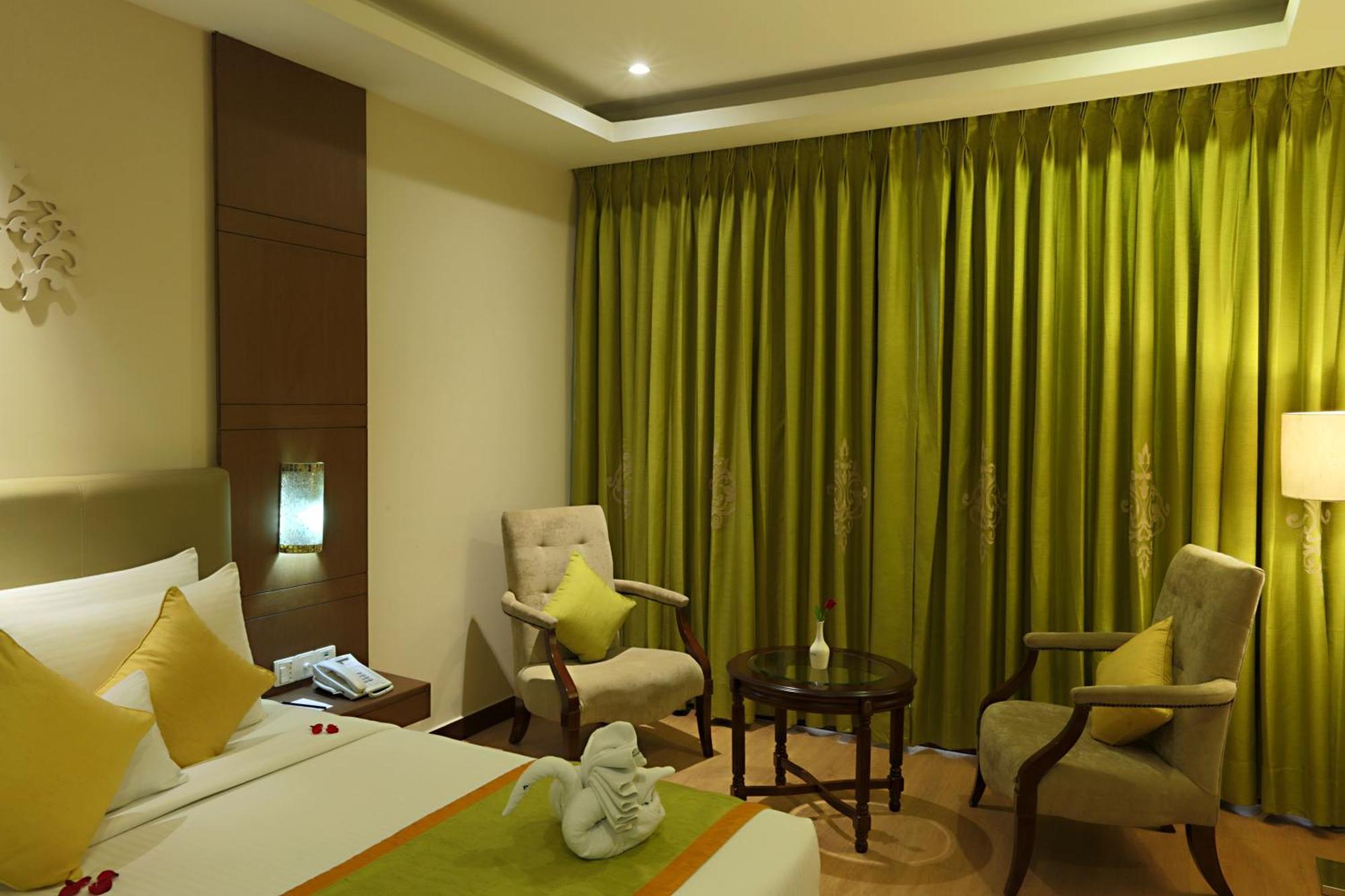 East End Near Delhi Airport Hotel 4*