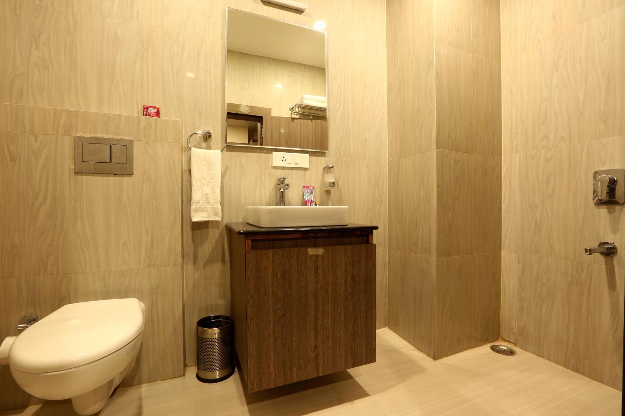 East End Near Delhi Airport Hotel