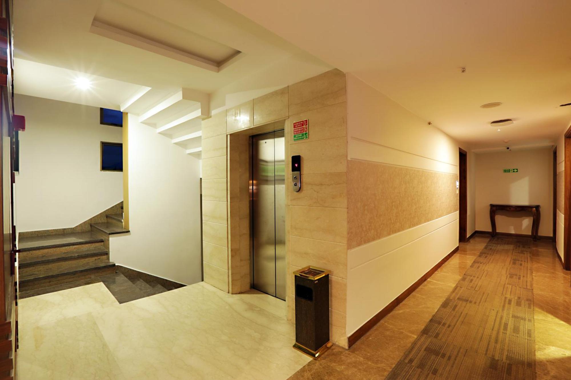 Hotel East End Near Delhi Airport 4*