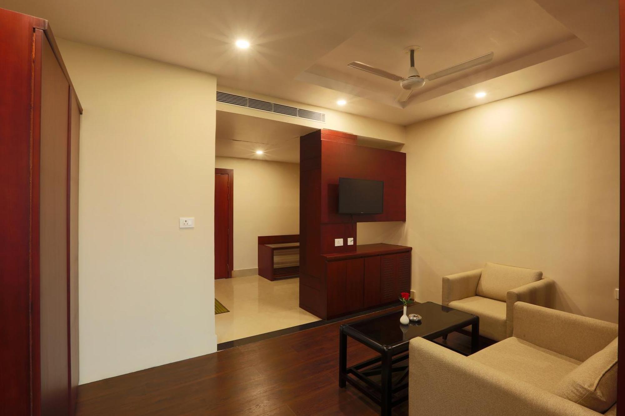 East End Near Delhi Airport 4*