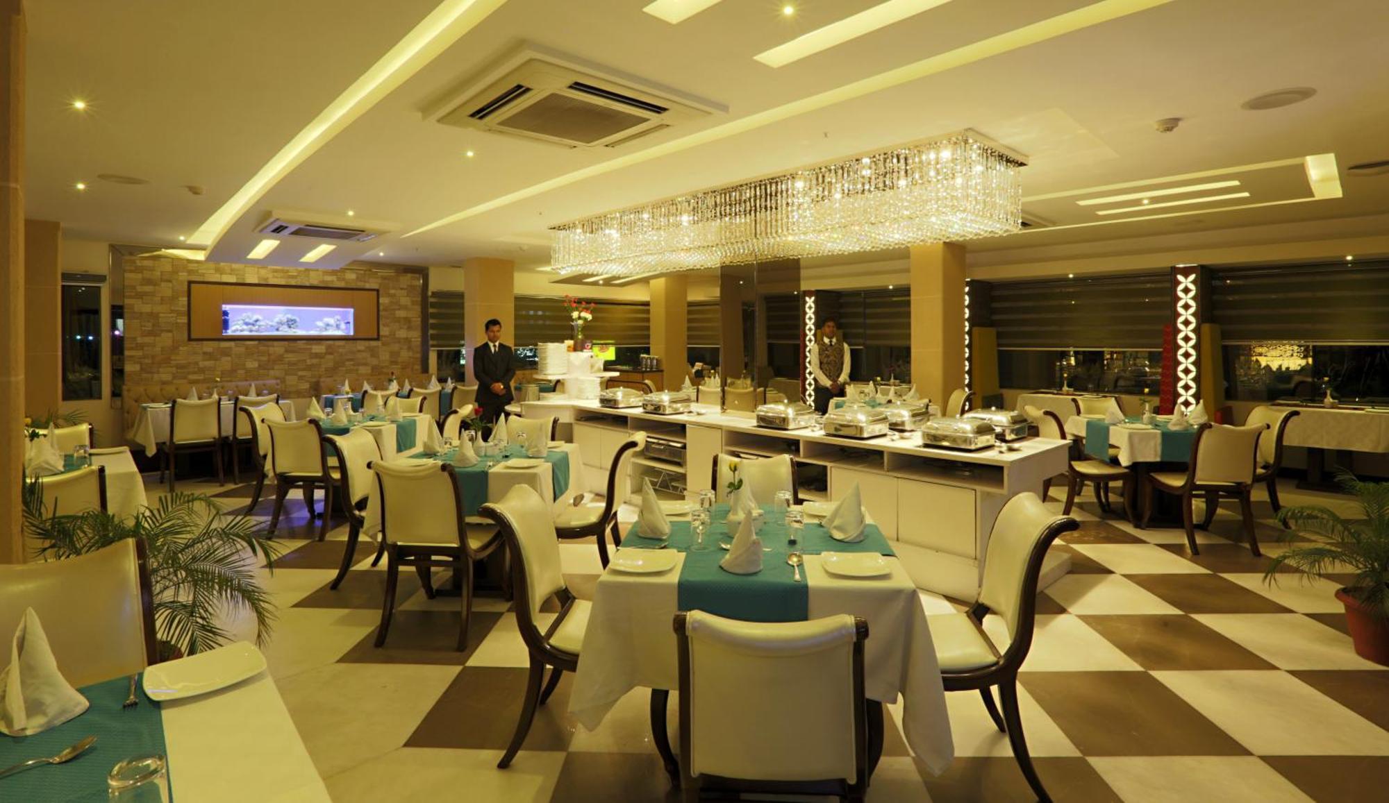 Hotel East End Near Delhi Airport 4*