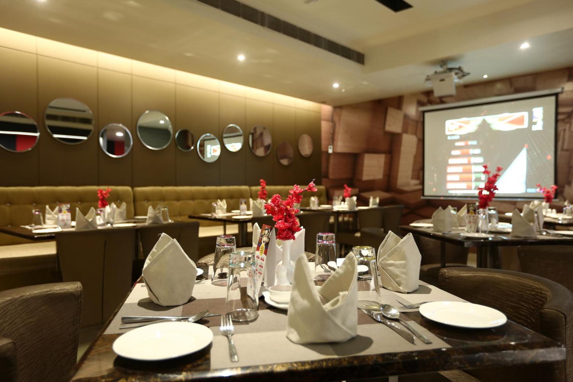 East End Near Delhi Airport Hotel 4*