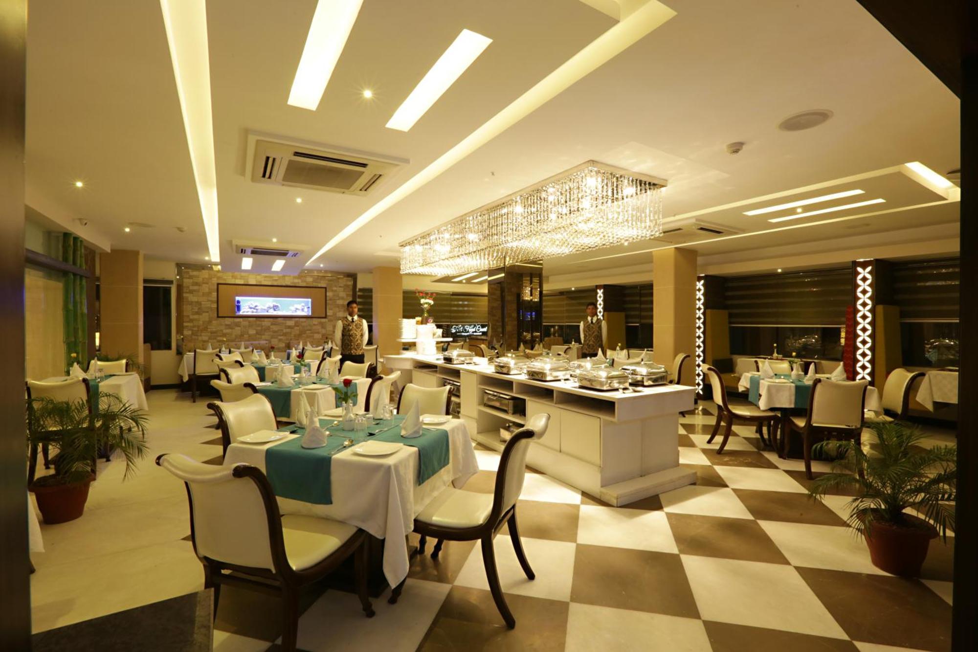 East End Near Delhi Airport 4*